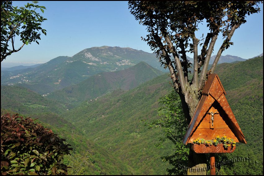 07 Sullo sfondo il Monte Linzone.JPG